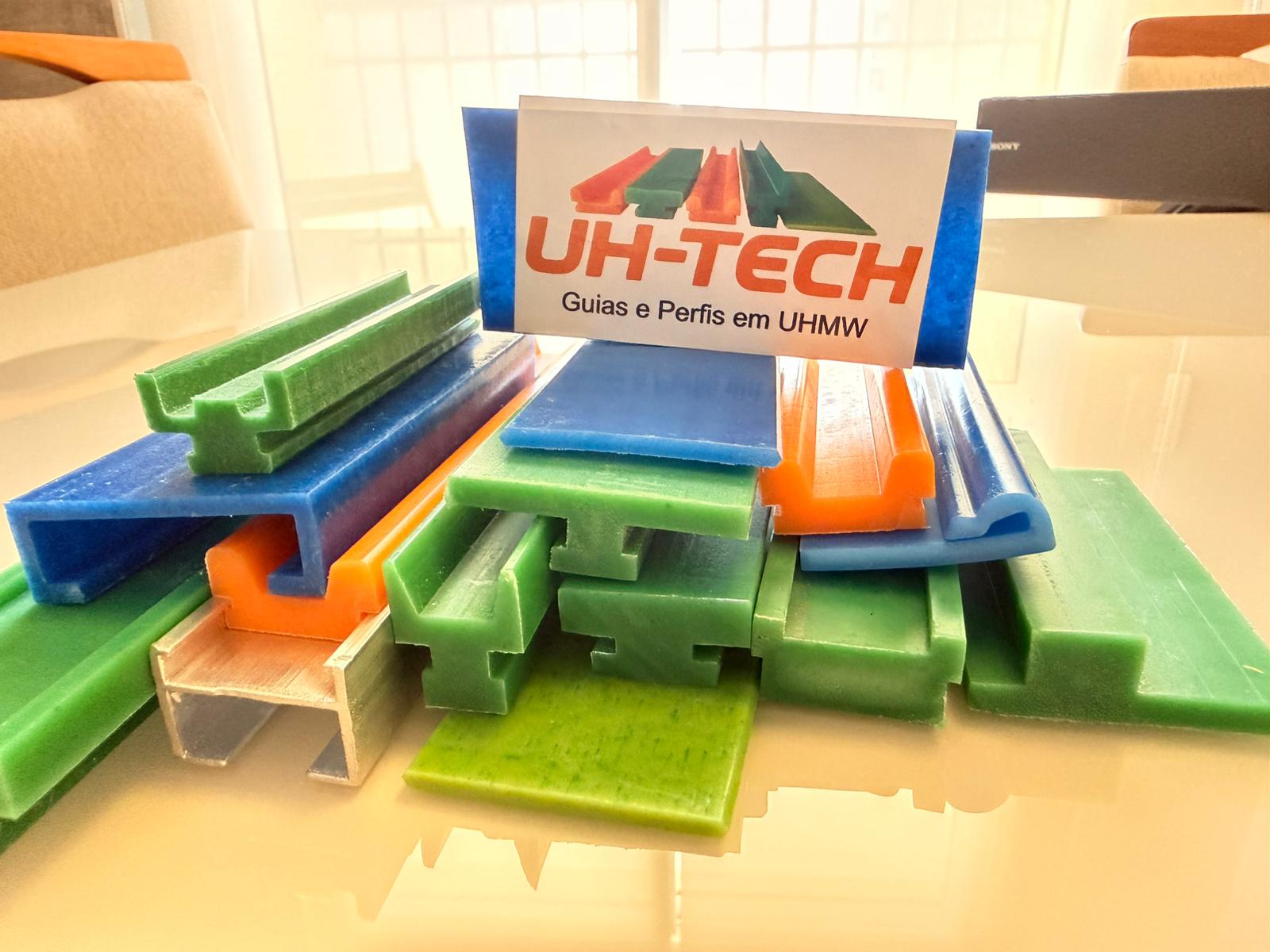 Diversos perfis UHMW com logo UH-TECH